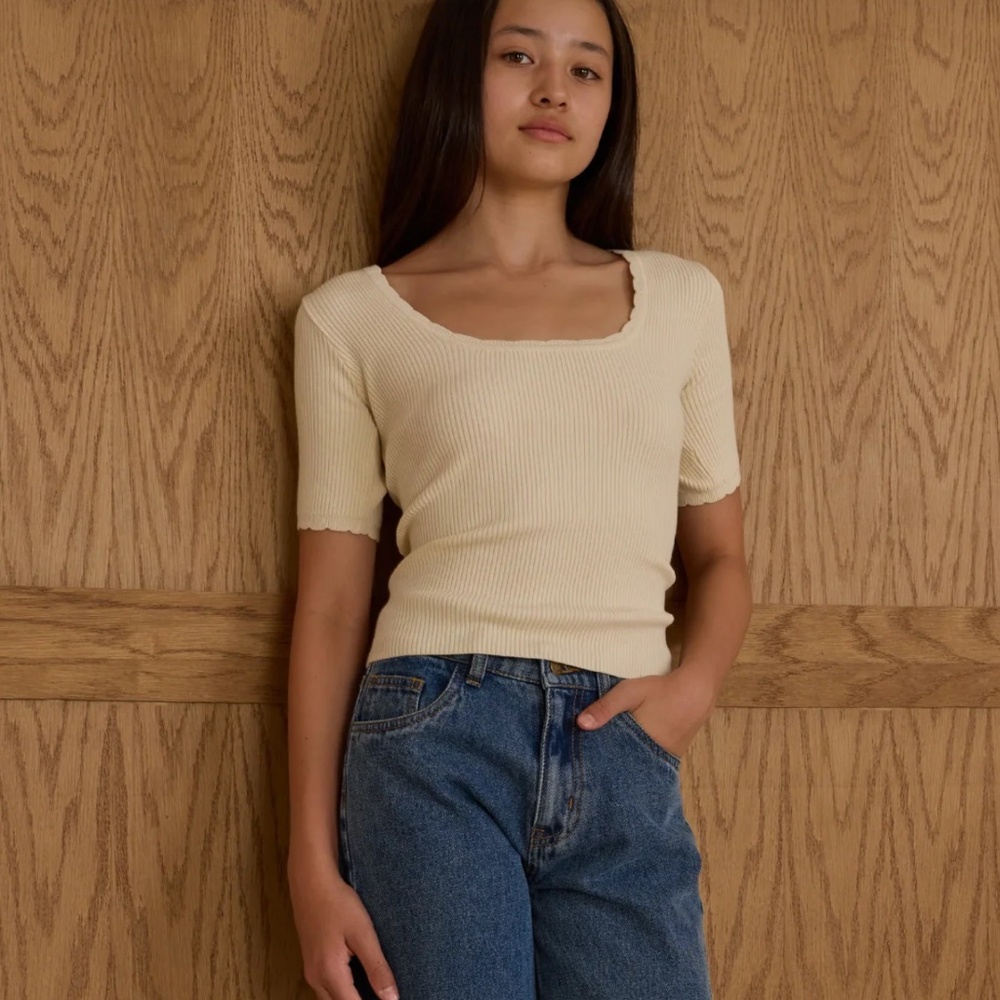 NWT Rylee and Cru Teen Scallop Tee Natural